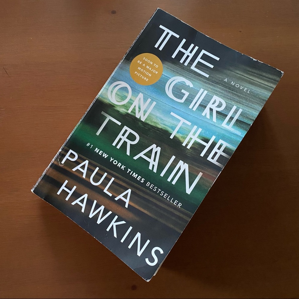 The Girl on the Train 📖 Book